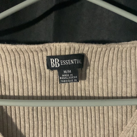 Light tan v neck long sleeve - Picture 2 of 3